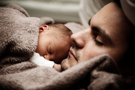 Papa mit Baby