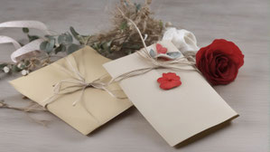 Weniger ist mehr – schlichte Geschenke im stilvoll inszenierten Umschlag überreichen